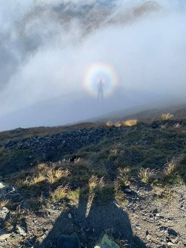 TioJimbe's tweet image. ¿Conoces el &quot;espectro Brocken&quot;?

Se trata de un fenómeno óptico poco frecuente, que se produce cuando una persona u objeto se sitúa a una altura superior en las montañas y su sombra se proyecta sobre una nube situada a una altura inferior.

One Piece siempre a la vanguardia.