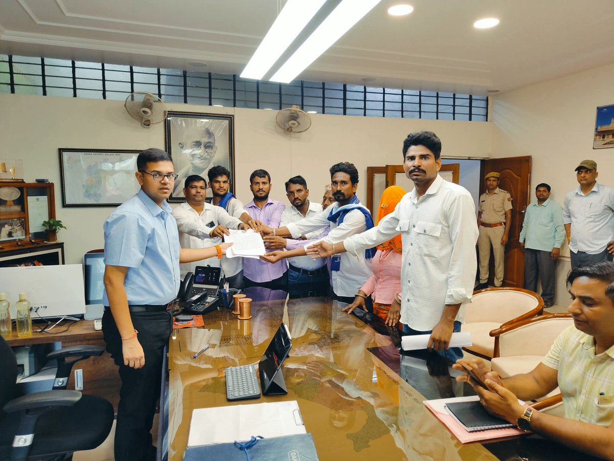 आज दौसा जिला मुख्यालय पर भीम आर्मी आजाद समाज पार्टी द्वारा,
झालावाड़ पीपलोदी में स्कूल की छत गिरने की वजह से 7 मासूम बच्चों की जान चली गई और कई बच्चों की हालत गंभीर है जिसमें पीड़ित परिवार को 1 करोड़ का और घायलों को 50 लाख के मुआवजे की बात रखी गई
<a href="/meerwal_naresh/">Naresh Meerwal</a>
<a href="/HemrajHingi_ASP/">Hemraj Kundara Hingi-(ASP)</a>