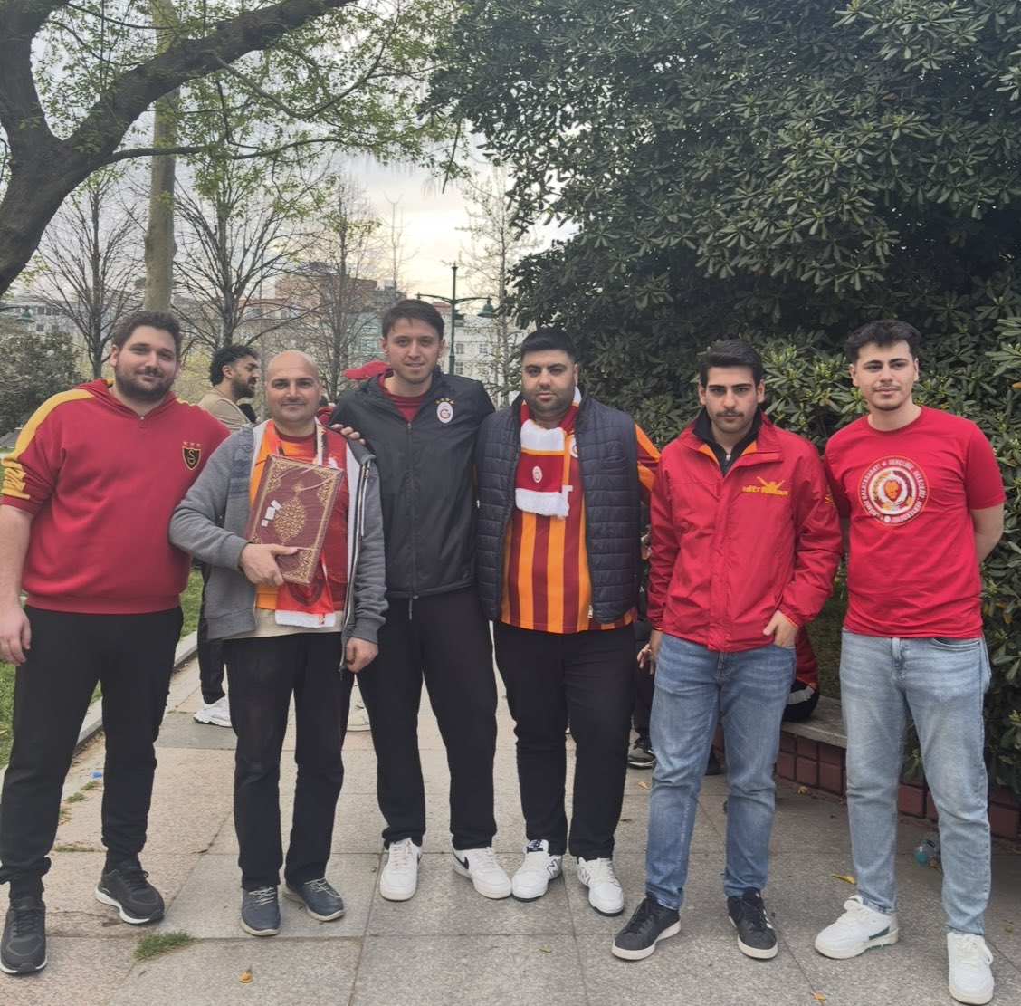 Maalesef Büyük Galatasaraylı Hafız Fatih abimizi kaybettik. Rabbim seni rahmetiyle tecelli etsin, cennetiyle, cemaliyle müşerref kılsın inşAllah abi.