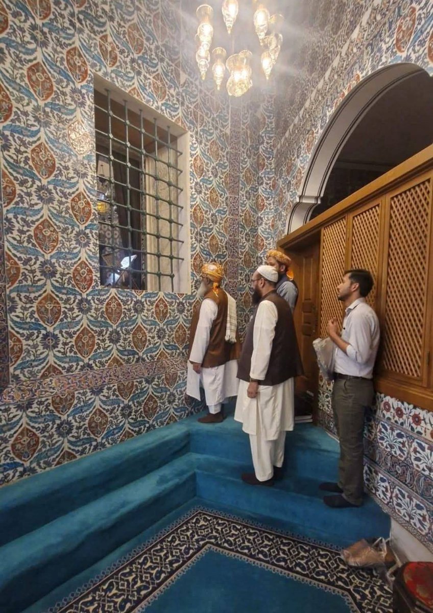 JUI_NW's tweet image. باادب بانصیب، بےادب بےنصیب

#ترکی/قائد جمعیۃ حضرت مولانا فضل الرحمن مدظلہ کی صحابی رسول حضرت ابو ایوب انصاری رضی اللہ تعالی عنہ کے روضہ پہ حاضری