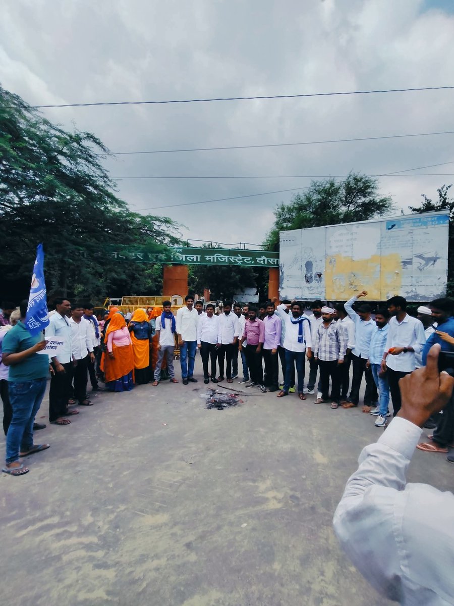 आज दौसा जिला मुख्यालय पर भीम आर्मी आजाद समाज पार्टी द्वारा,
झालावाड़ पीपलोदी में स्कूल की छत गिरने की वजह से 7 मासूम बच्चों की जान चली गई और कई बच्चों की हालत गंभीर है जिसमें पीड़ित परिवार को 1 करोड़ का और घायलों को 50 लाख के मुआवजे की बात रखी गई
<a href="/meerwal_naresh/">Naresh Meerwal</a>
<a href="/HemrajHingi_ASP/">Hemraj Kundara Hingi-(ASP)</a>
