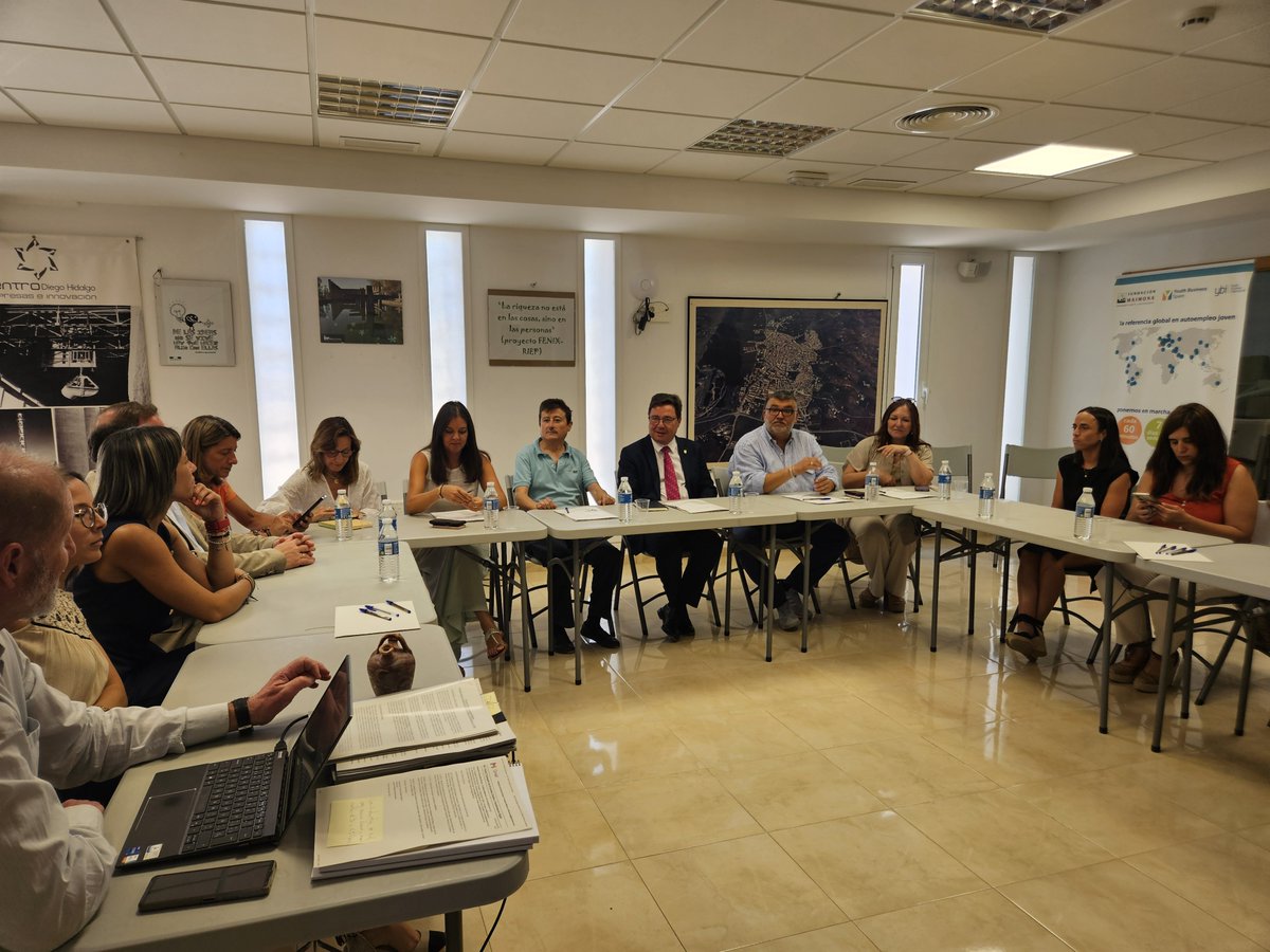 Economía, Empleo y Transformación Digital (@econoempleoext) on Twitter photo ‼️🗣️ El consejero <a href="/GuiSantamaria/">Guillermo Santamaría</a> destaca el papel estratégico del PAE de Los Santos, en funcionamiento desde abril con la colaboración de la <a href="/maimonaorg/">Fundación Maimona</a> y el ayuntamiento.
✅ También hay un convenio con la entidad para la puesta en marcha de la Escuela de Micronegocios de ‼️🗣️ El consejero <a href="/GuiSantamaria/">Guillermo Santamaría</a> destaca el papel estratégico del PAE de Los Santos, en funcionamiento desde abril con la colaboración de la <a href="/maimonaorg/">Fundación Maimona</a> y el ayuntamiento.
✅ También hay un convenio con la entidad para la puesta en marcha de la Escuela de Micronegocios de