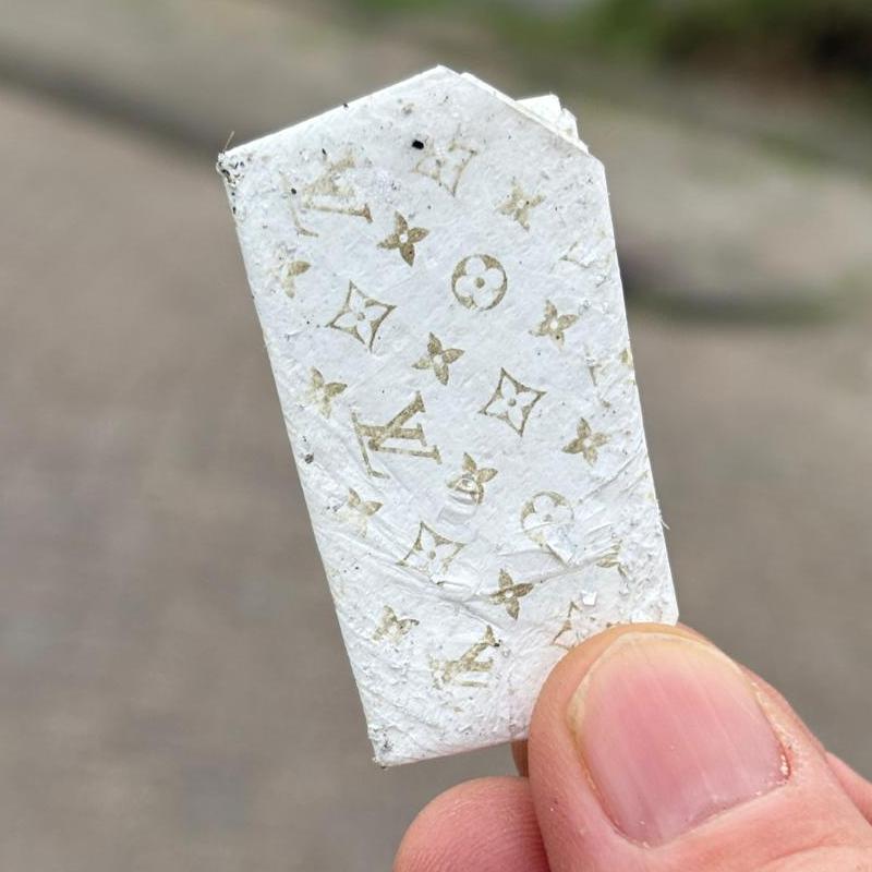 Zwerfinator (@zwerfinator) on Twitter photo #zwerfie van de dag. Een cocaïne-wikkel met Louis Vuitton Print. Is dit nou wat ze bedoelen met designer drugs? #dtv #zwerfie van de dag. Een cocaïne-wikkel met Louis Vuitton Print. Is dit nou wat ze bedoelen met designer drugs? #dtv