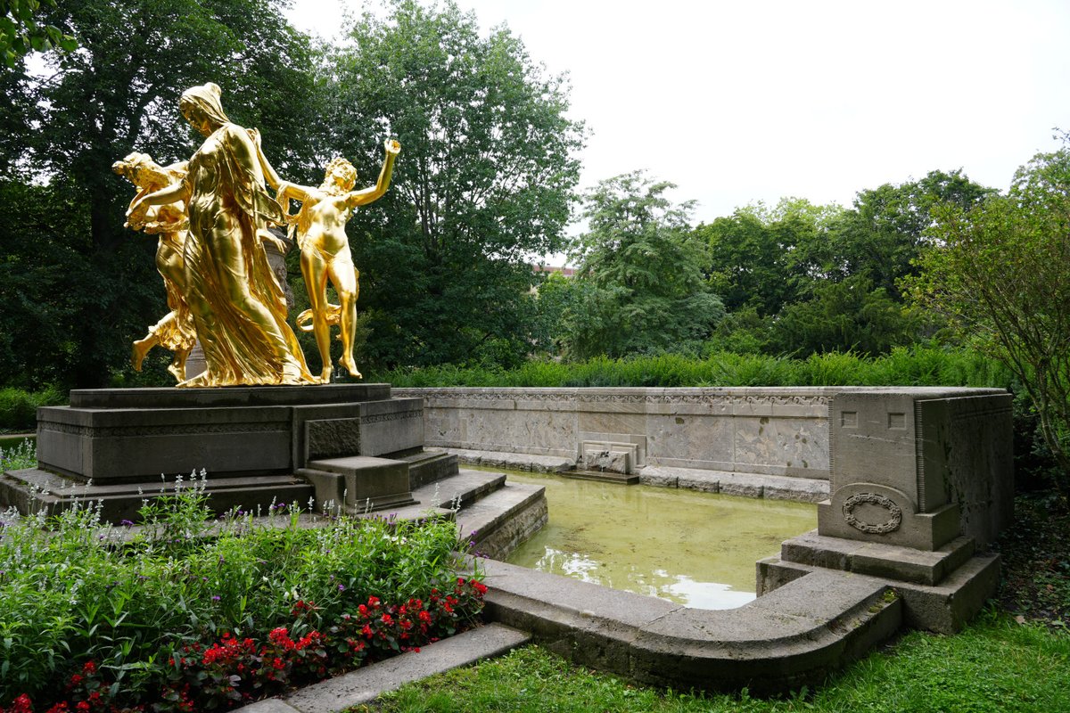 Forstler1's tweet image. Heute mal in Dresdens Lennépark (Bürgerwiese) gewesen und geschaut, was die Brunnen so machen. Sie laufen tatsächlich! Dass beim Mozartbrunnen (links oben) und der Badenden Nymphe (rechts oben) so wenig Wasser plätschert, ist normal, so wurden die Brunnen gebaut.

Schade, dass…