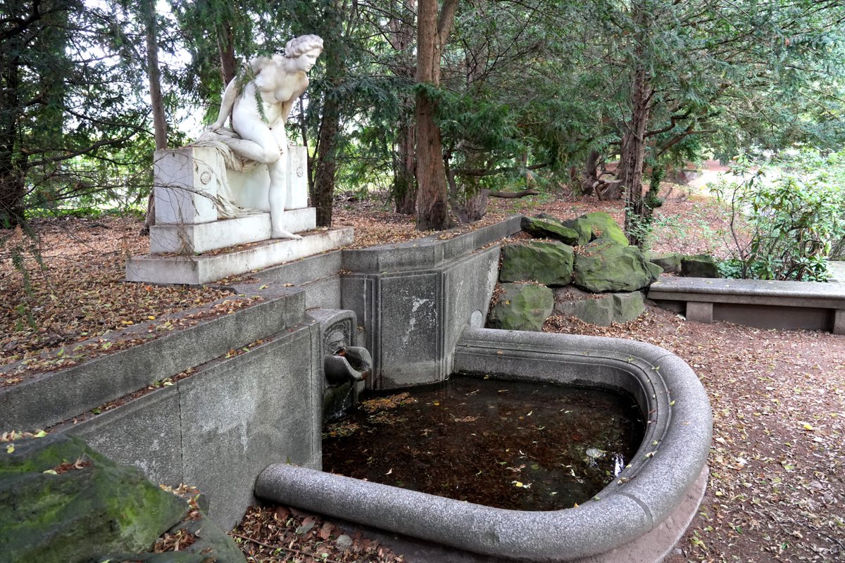 Forstler1's tweet image. Heute mal in Dresdens Lennépark (Bürgerwiese) gewesen und geschaut, was die Brunnen so machen. Sie laufen tatsächlich! Dass beim Mozartbrunnen (links oben) und der Badenden Nymphe (rechts oben) so wenig Wasser plätschert, ist normal, so wurden die Brunnen gebaut.

Schade, dass…