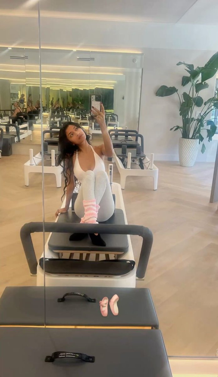 xopinkprada's tweet image. Sore is the new skinny