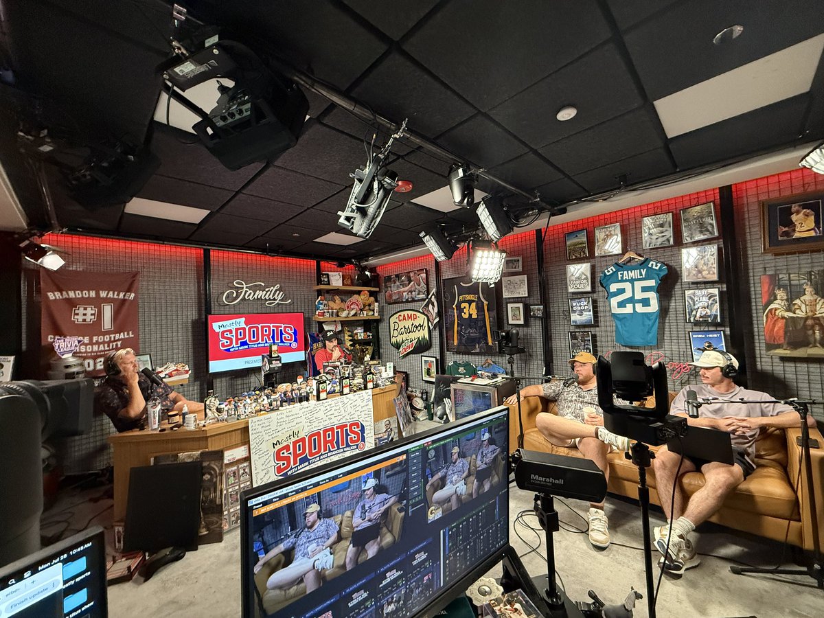 TJHitchings's tweet image. Luke Combs is here @mostlysports youtube.com/live/X7bQM7Q-v…
