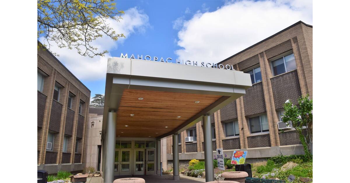 We're pleased to announce that Mahopac HS has been honored as a <a href="/NYSPHSAA/">NYSPHSAA</a> School of Distinction for the 2024-2025 school year! Go PAC!
Click below to read the entire article:
mahopac.k12.ny.us/article/232682… <a href="/Mahopac_AD/">Mahopac Athletics</a>
⁩