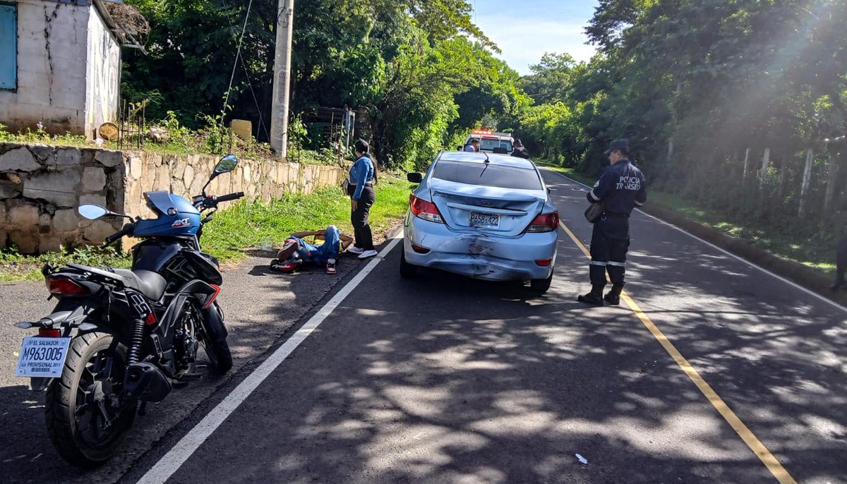 PNCSV's tweet image. Un motociclista que se conducía a excesiva velocidad resultó lesionado tras ser impactado por un vehículo que realizó un viraje indebido en el km 21 de la carretera que conduce hacia Rosario de Mora, en el distrito de Panchimalco, San Salvador Sur.
Fue trasladado a un centro…