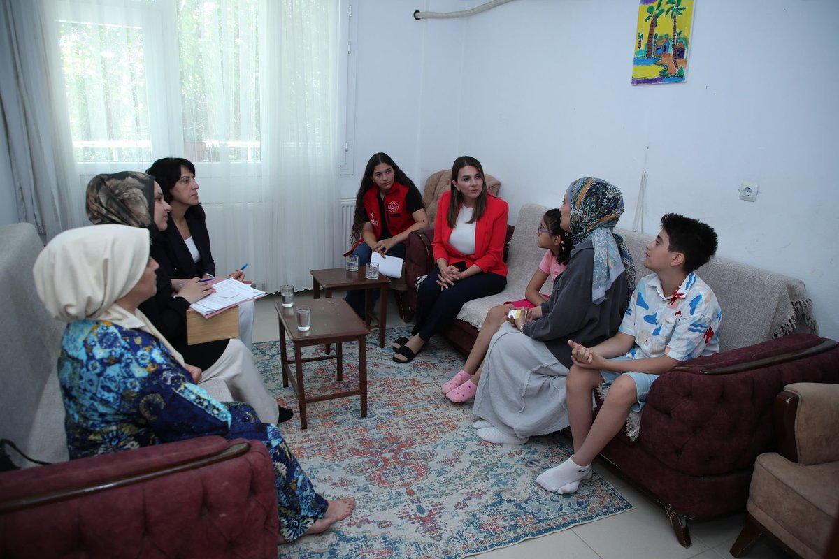 📌 Valimiz Mustafa MASATLI'nın eşleri Esra MASATLI Hanımefendi, "Yüreğimizdeki Işık Projemiz" kapsamında ÖZSOY ve KARADAĞ ailelerimizi Antakya ilçemizde ikamet ettikleri hanelerinde ziyaret etti.

📌 Ziyarette aile bireyleri ile sohbet ederek onların sorun ve taleplerini dinleyen