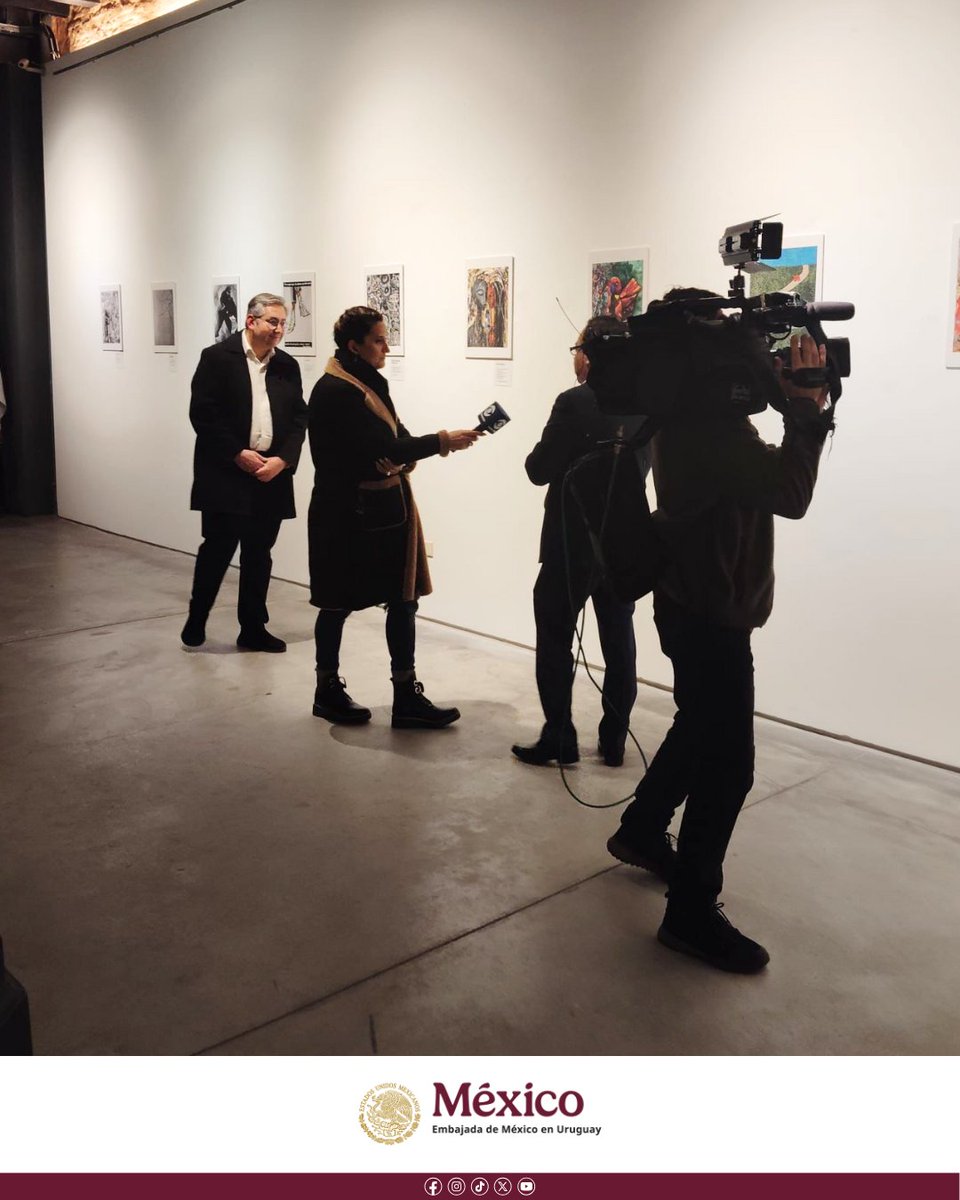 EmbaMexUru's tweet image. 🎨🖋️ “Idilio: de la Péndula al Lienzo” llegó a Montevideo este 24 de julio.

La Embajada de México inauguró esta muestra colectiva que une poesía y arte visual, con obras inspiradas en poetas como Sor Juana, Neruda y Benedetti.

📍 Espacio Cultural Emb. Vicente Muñiz Arroyo