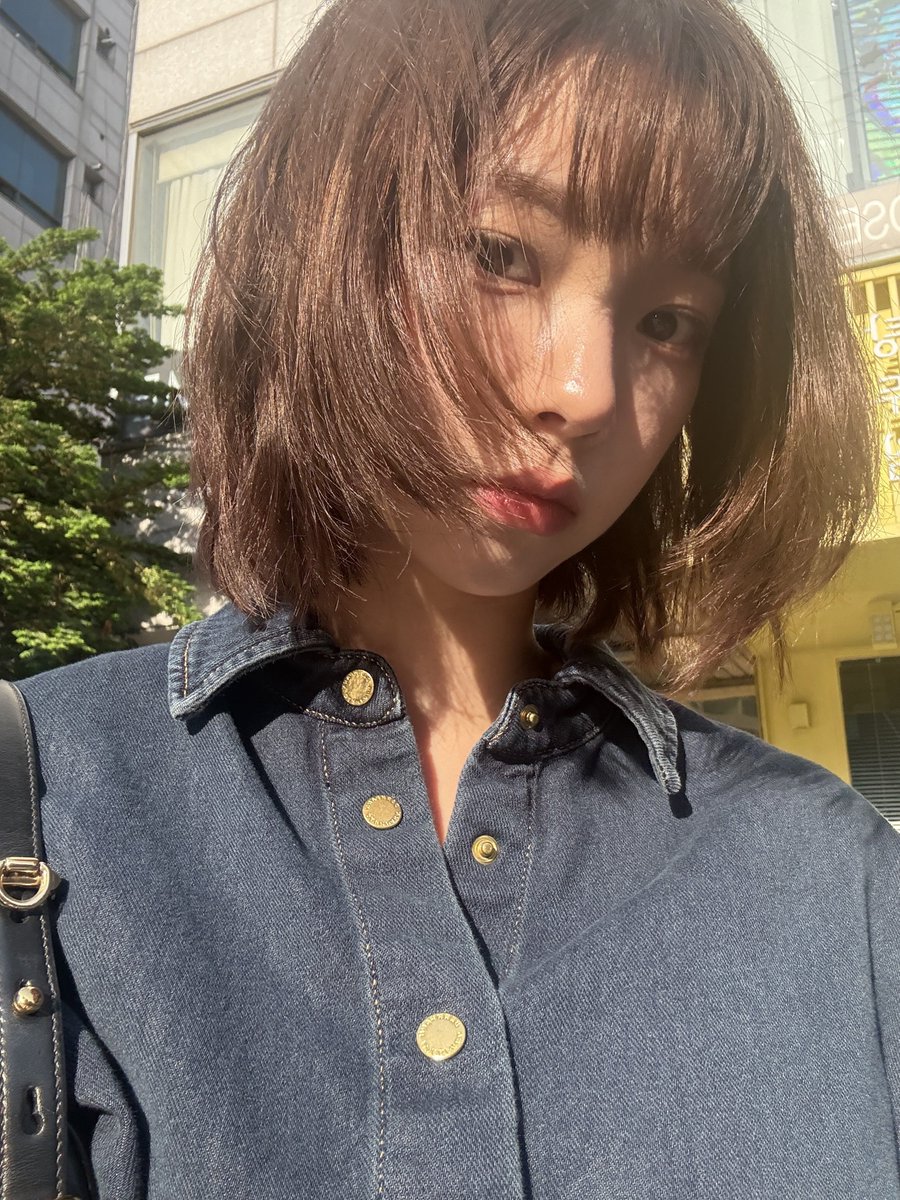 cheeblu's tweet image. 이때 사진들이 더 보고 싶어 감질맛나 지민이는 좋겠다 카리나폰에 얼굴 갖다대면 페이스아이디 풀려서 다 볼수있자나