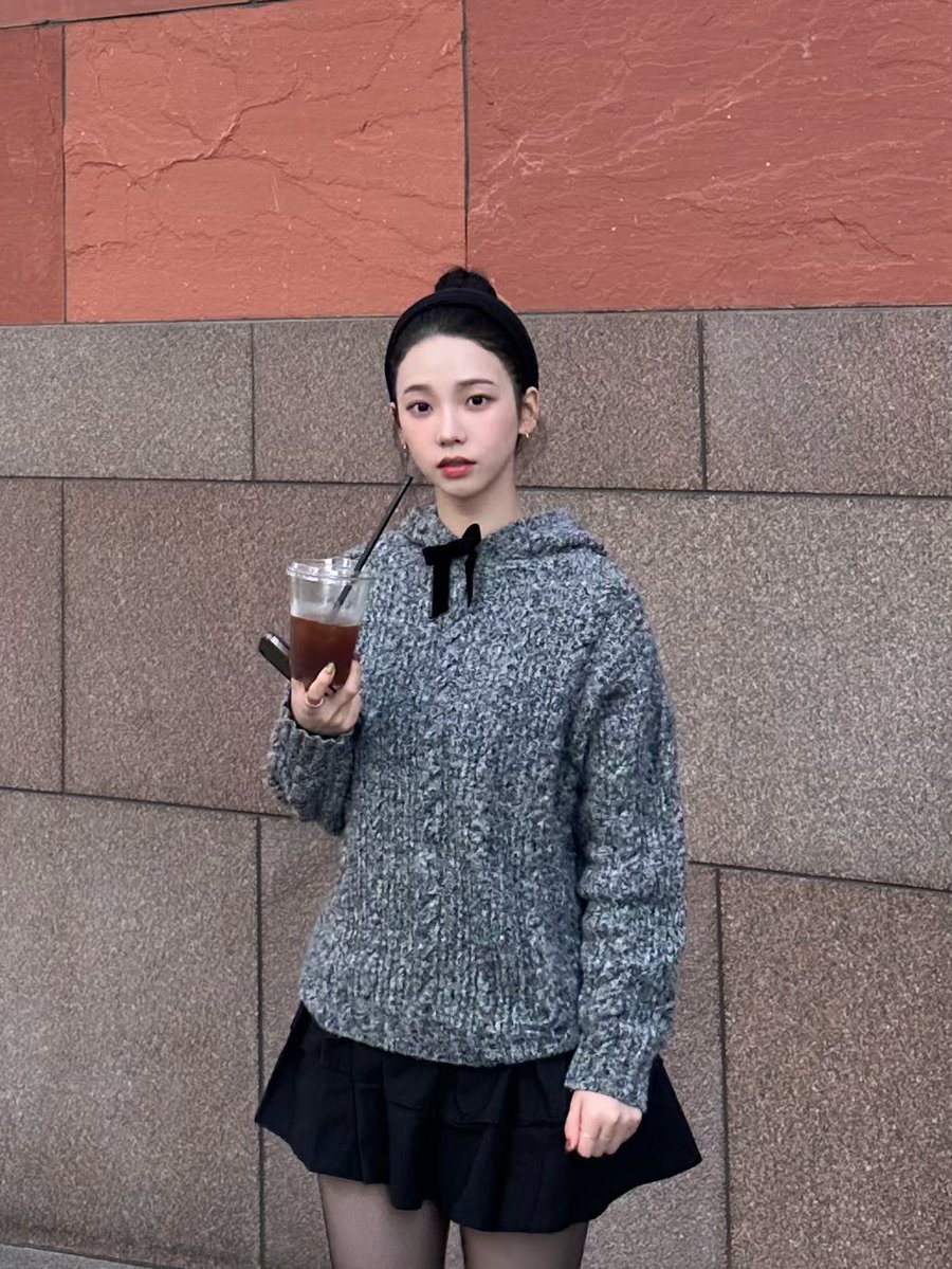 cheeblu's tweet image. 이때 사진들이 더 보고 싶어 감질맛나 지민이는 좋겠다 카리나폰에 얼굴 갖다대면 페이스아이디 풀려서 다 볼수있자나