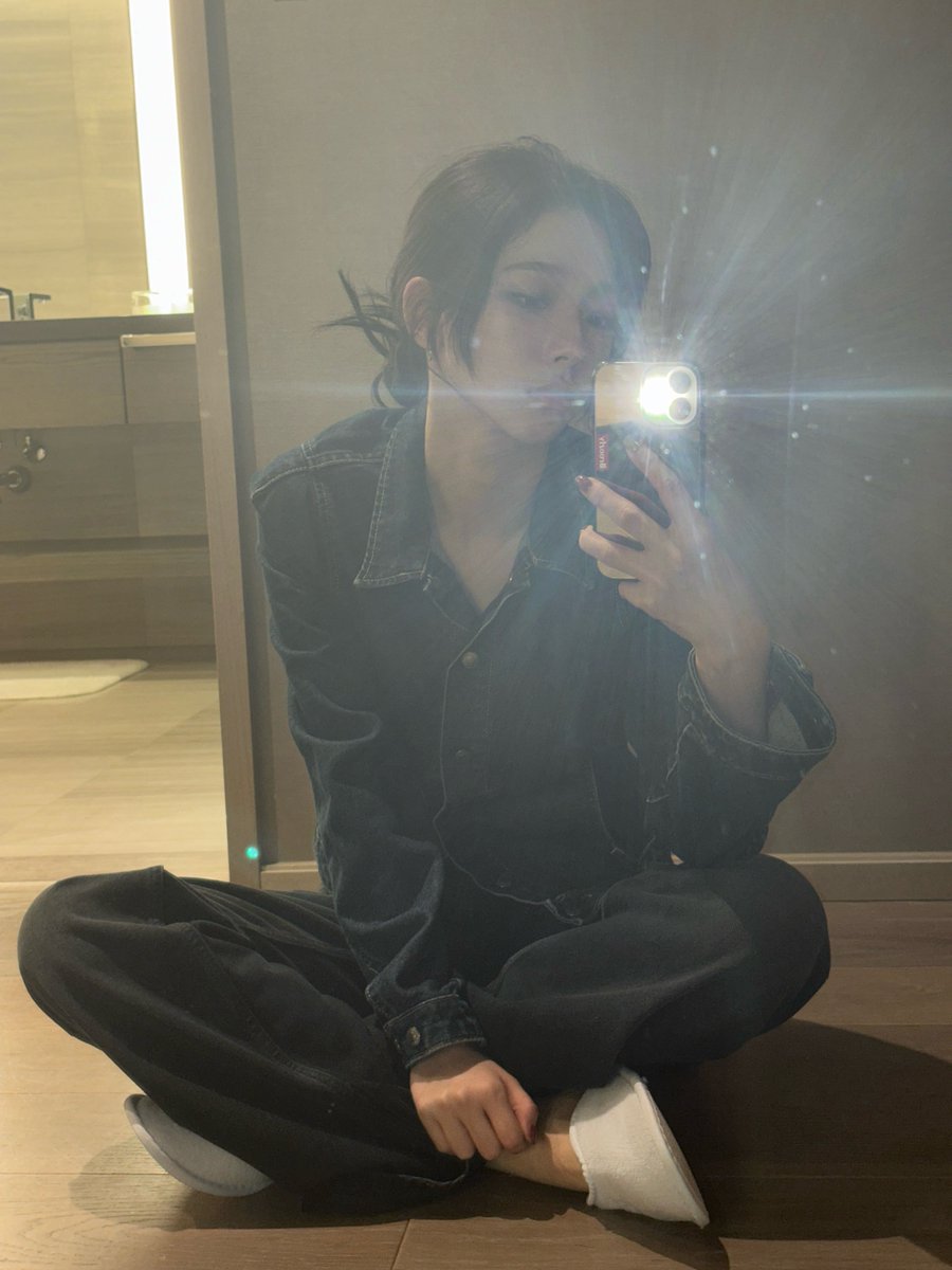 cheeblu's tweet image. 이때 사진들이 더 보고 싶어 감질맛나 지민이는 좋겠다 카리나폰에 얼굴 갖다대면 페이스아이디 풀려서 다 볼수있자나