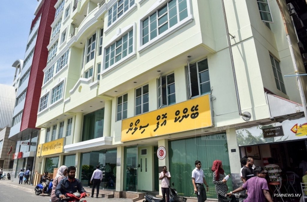 AndrewAdhurey's tweet photo. ރާއްޖޭގައި ހުރި ހުރިހާ ބޭންކެއް،އެބޭންކްގެ ނަން ދިވެހި އަކުރުން ލިޔެފަ ހުންންނަނީ. ދިވެހި އަކުރުން ނަންނުލިޔަނީ  ދިވެހިންގެ ބެންކް @bankofmaldives @lucasjalyl https://t.co/jpuajXOfC9
