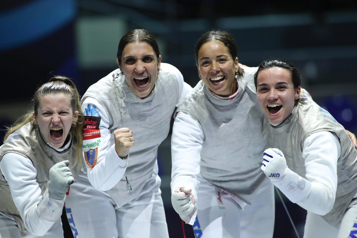ItaliaTeam_it's tweet image. A TBILISI IL CIELO È AZZURROOOO 💙
Doppia medaglia a squadre per l’Italia oggi in Georgia ai Mondiali di scherma! 🤺
È oro per Luca Curatoli, Michele Gallo, Matteo Neri e Pietro Torre nella sciabola maschile! 🥇
Bronzo per Arianna Errigo, Martina Favaretto, Anna Cristino e…