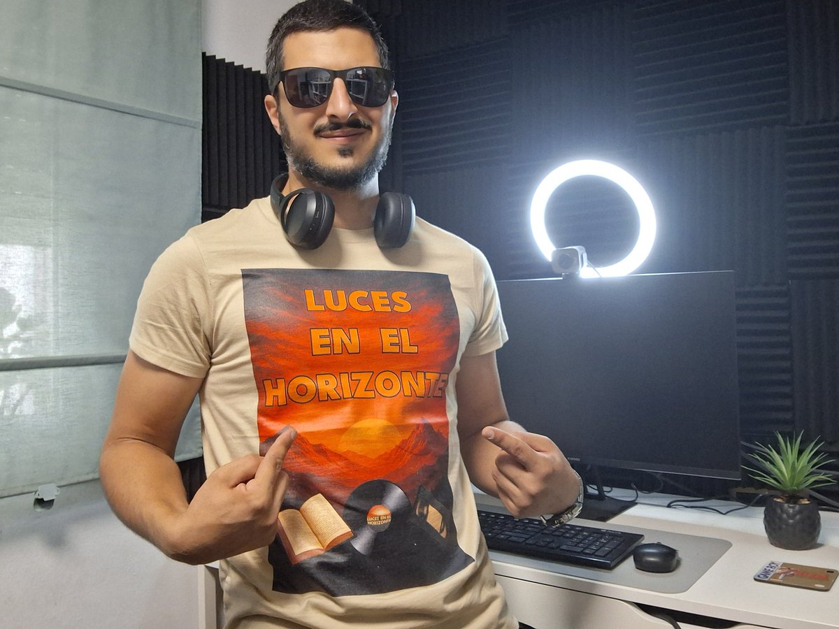 Es imposible no enrucharse con las nuevas camisetas de <a href="/LucesHorizonte/">Luces EnEl Horizonte</a> 

Estoy deseando sentarme frente al micro y estrenarla grabando un programaco con <a href="/LuisHorizonte/">Luis Martínez Vallés</a> !!