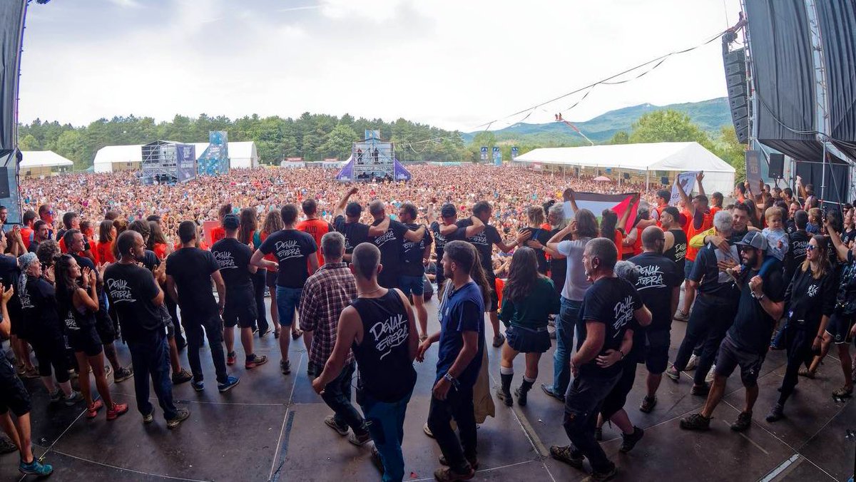 Adituak bihurtu gara maitasunaren apologian.  30 edizioz karpa eta larreak, askatasun haizez bete ditugu. 

Elkartasuna, auzolana eta maitasuna. Mila esker, eta zorionak <a href="/Hatortxurock/">Hatortxu Rock</a> . 

Gure jendearen askatasuna eskatzetik gatoz, aske izango garela esango dugu gaurtik aurrera!