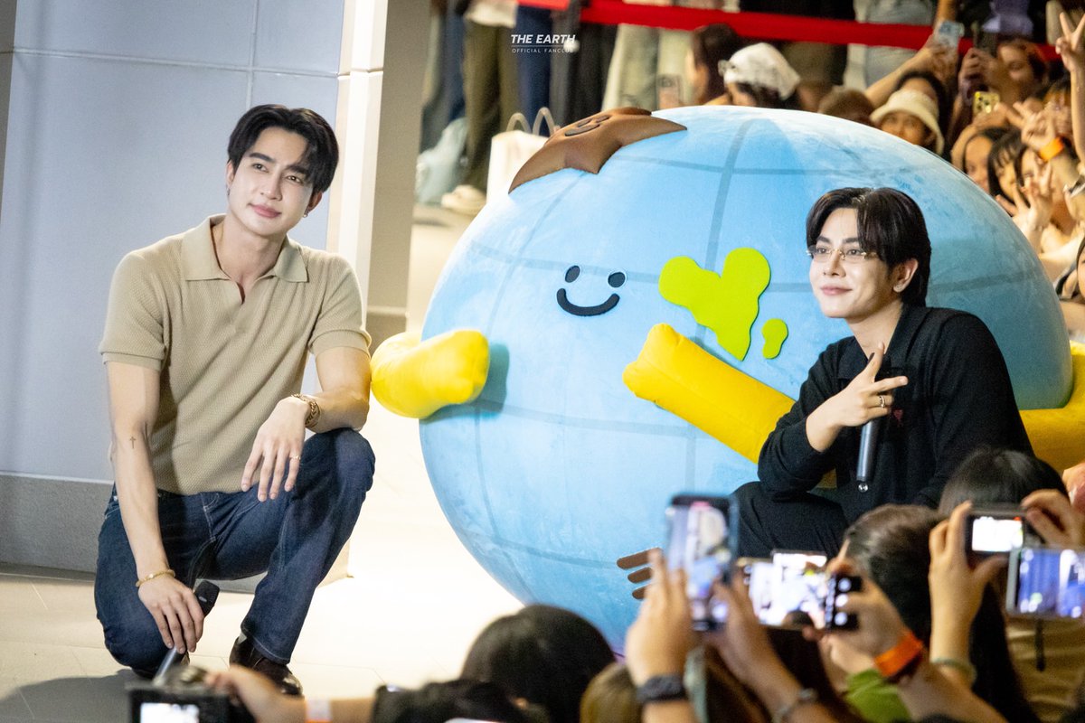 EarthOfficialFC's tweet image. Big Family 🤎❤️🩵
@Earth_Pirapat #EarthPirapat
#MRSATURNWORLD
