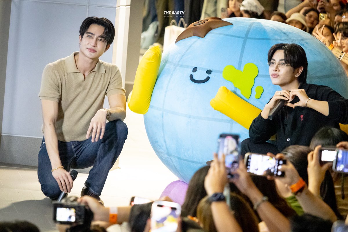 EarthOfficialFC's tweet image. Big Family 🤎❤️🩵
@Earth_Pirapat #EarthPirapat
#MRSATURNWORLD