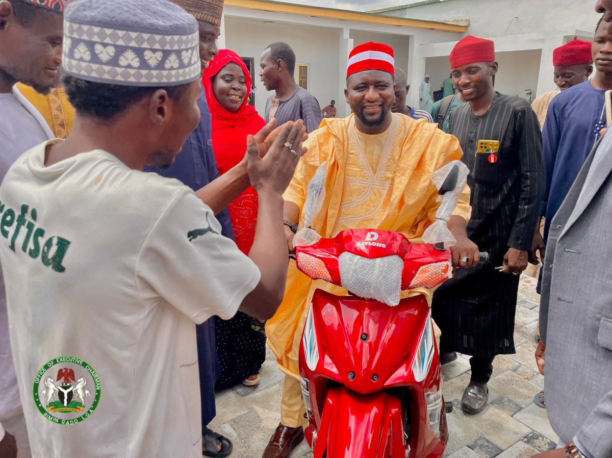 IbraheemFada's tweet image. Mai girma shugaban karamar hukumar Rimin Gado Hon Muhammad Sani Salisu ya gwangwaje Kansilolin Karamar Hukumar Da Sabbin Baburan Hawa Guda 12 

Allah yasaka masa da Alkhairi amin ya hayyu ya qayyum