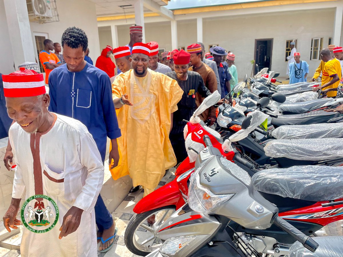 IbraheemFada's tweet image. Mai girma shugaban karamar hukumar Rimin Gado Hon Muhammad Sani Salisu ya gwangwaje Kansilolin Karamar Hukumar Da Sabbin Baburan Hawa Guda 12 

Allah yasaka masa da Alkhairi amin ya hayyu ya qayyum