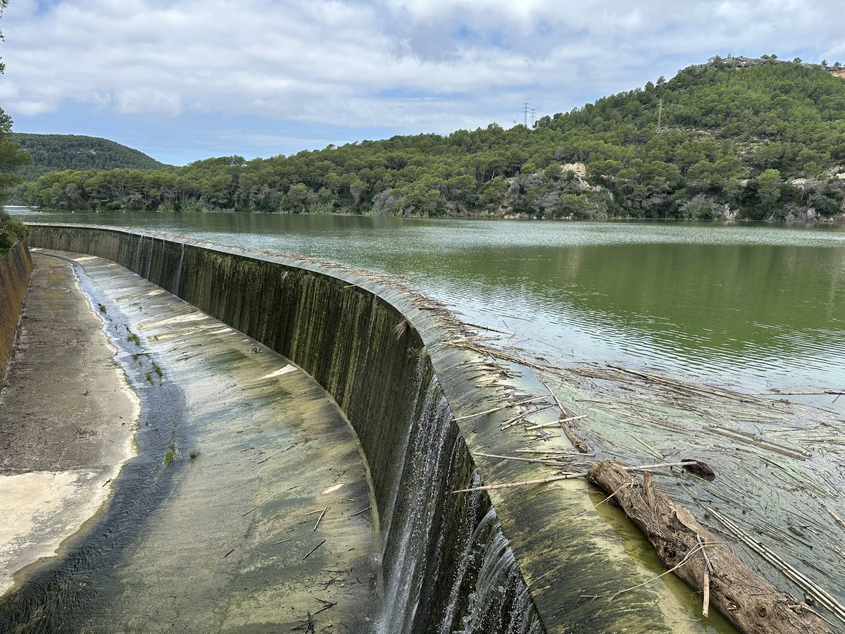 carlescampuzano's tweet photo. Aquest matí he tingut una bona conversa amb @AronCalafell sobre els reptes ambientals del riu Foix, de la seva desembocadura a Cubelles i del pantà. Aquests dies s’ha posat de manifest que hi ha moltes raons per incrementar el cabal ecològic del riu ,renaturalitzar la seva llera i afrontar els problemes qye arrossega el pantà des de fa dècades. Va de biodiversitat i de resilència davant el canvi climàtic. Cal que @aigua_cat es posi les piles.