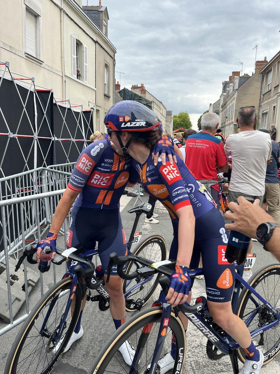 That was a chaotic finale but thankfully we avoided the crash, before <a href="/JastrabMegan/">Megan Jastrab</a> sprinted to a strong 4th place 👏🏻 

We hope everyone involved is okay! 🤞🏻

#KeepChallenging #TDFF2025