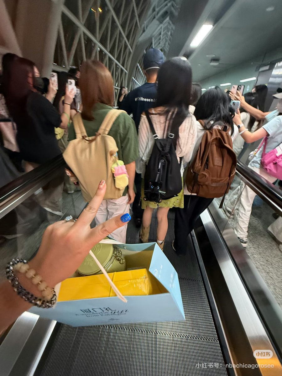 huxyunli's tweet image. op saw this small girl