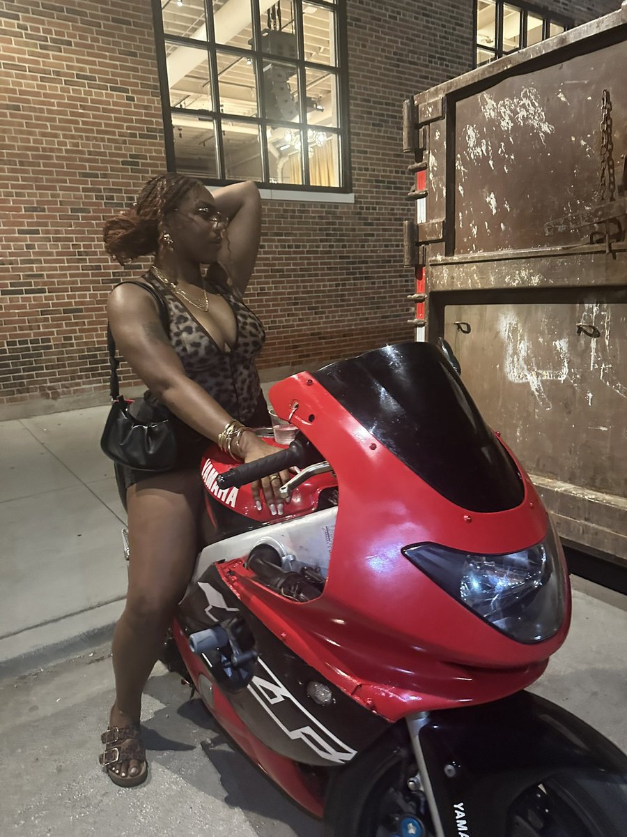 sforsamara's tweet photo. security guard at #everydayppl let me use his bike https://t.co/b2LLacaBq0