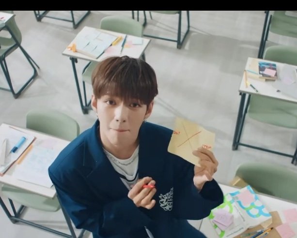 nishjunzz's tweet image. That&apos;s my fan letter JL is holding y&apos;all 🤫

@keykihoon you didn&apos;t know about this, isn&apos;t it? 😌
