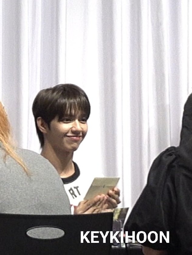 nishjunzz's tweet image. That&apos;s my fan letter JL is holding y&apos;all 🤫

@keykihoon you didn&apos;t know about this, isn&apos;t it? 😌