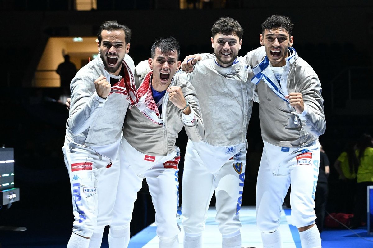 ItaliaTeam_it's tweet image. CAMPIONI DEL MONDOOOOOO 😍
Capolavoro di Luca Curatoli, Michele Gallo, Matteo Neri e Pietro Torre. ✨🤺
E settimo titolo iridato per l’Italia nella sciabola maschile a squadre!
📸 Bizzi
#ItaliaTeam @Federscherma
