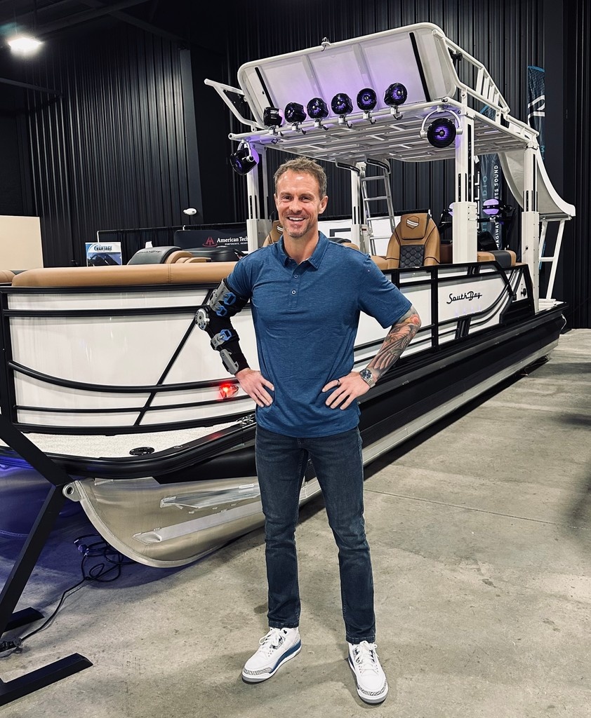 AlanSteinJr's tweet image. Huge thanks to Forest River Marine, the RV Hall of Fame, and the incredible boat dealers at this morning’s keynote in South Bend!
Last one with the bionic arm—brace comes off tomorrow!
Now racing to the airport to hug my kids before their 3-week Europe trip! ❤️✈️🇫🇷🇬🇧