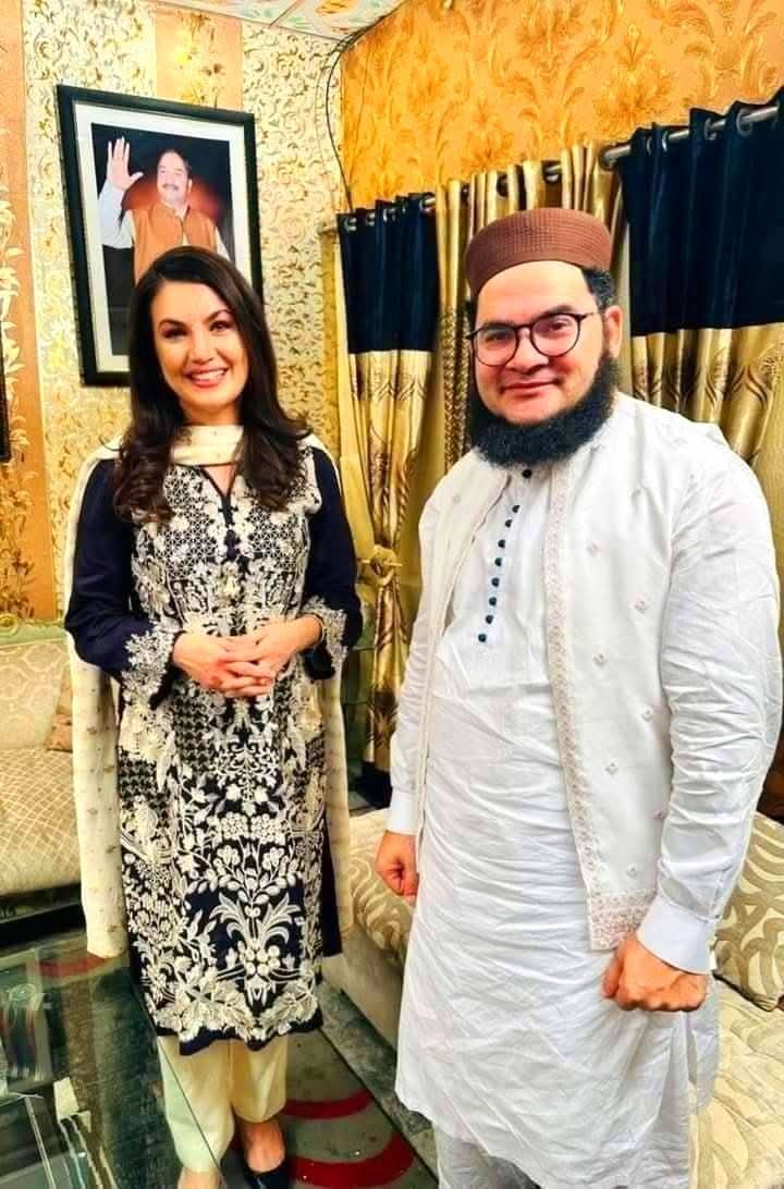 Syeda1425's tweet image. 👀اففففف
ایک آدمی نے اپنے گھر پینٹ کروایا ۔ کاریگر نے توقع سے اچھا کام کیا تو اسے خوش ہو کر مزدوری کے علاوہ ایک ہزار روپیہ انعام دیا ۔اور کہا۔۔یہ لو۔ بیگم کے ساتھ فلم دیکھنے چلے جانا ۔۔
شام کو دستک ہوئی تو آدمی نے باہر دیکھا۔ کاریگر سوٹ پہن کے کھڑا تھا ۔
آدمی نے پوچھا ۔ کیا بات…