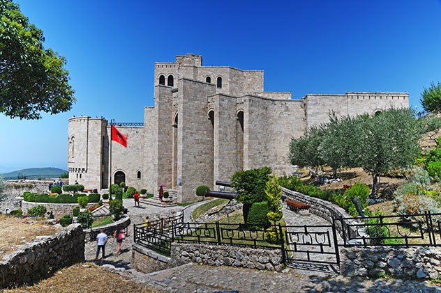 En nuestro blog te llevamos por carreteras albanesas, una ruta cultural e histórica por Albania: la historia tras los búnkeres. ow.ly/NTyt50SwJBo