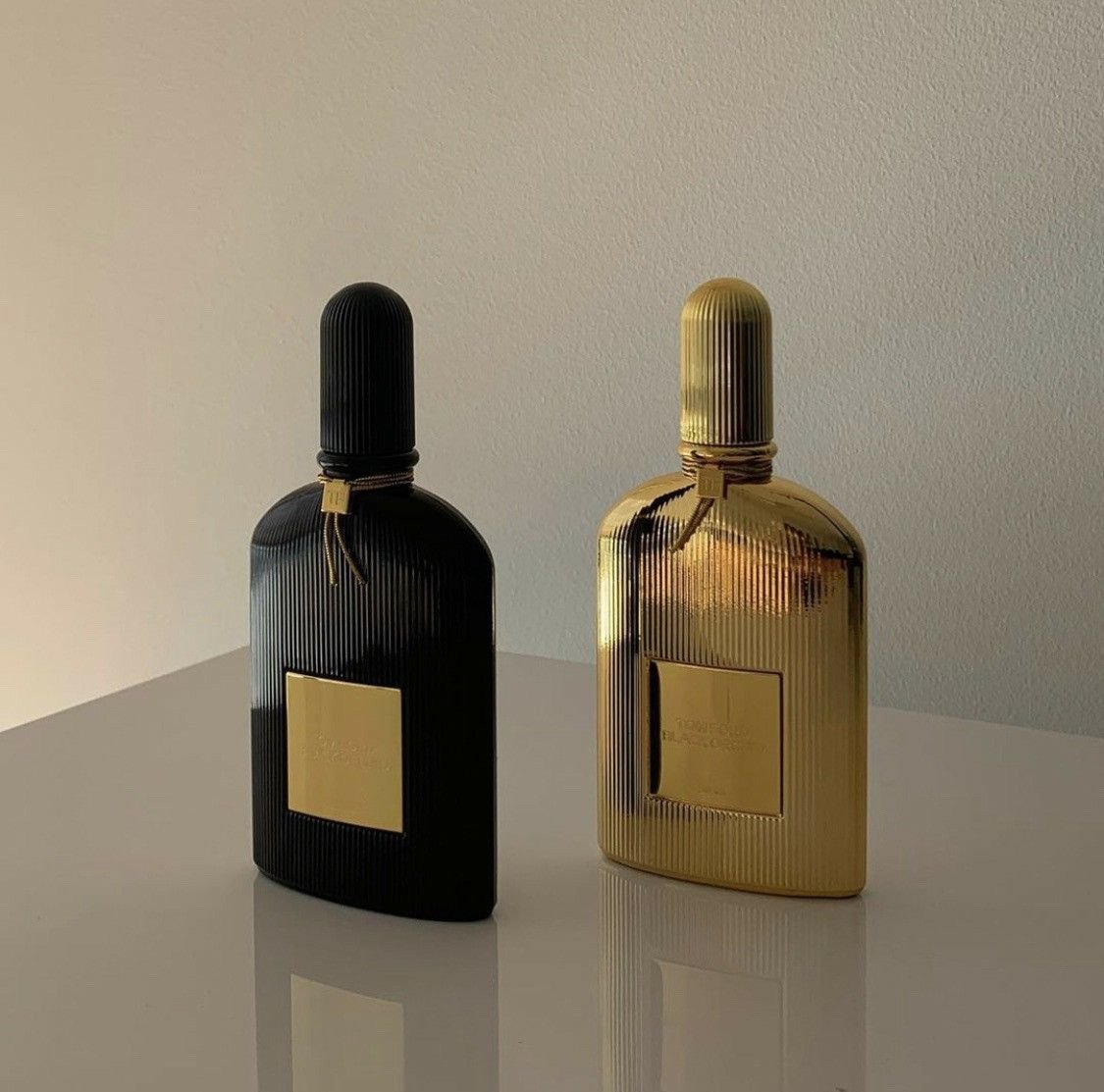 perfumemonk's tweet image. In the image, you've got two iconic powerhouses from Tom Ford:
🖤 Tom Ford Black Orchid (EDP – Black Bottle):
Profile: Dark, rich, and decadent
Notes: Truffle, black orchid, patchouli, incense, dark chocolate
Vibe: Mysterious, sensual, dramatic
Performance: Beast mode — loud,…