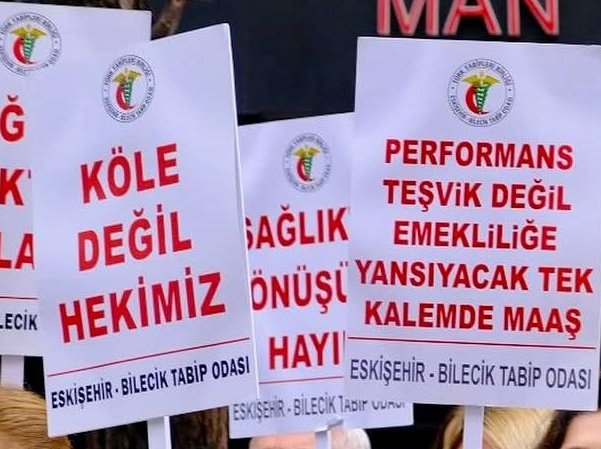 TTB Aile Hekimliği Kolu TTB-AHEK (@ttbahk) on Twitter photo Sağlıkta dönüşüm bütün basamaklarda olduğu gibi aile hekimliği ve 1.basamakta da çöktü. Artık düzeltileceği bir yeri kalmadığı için <a href="/saglikbakanligi/">T.C. Sağlık Bakanlığı</a>'nın hasta görmemiş, sahadan kopuk yöneticileri her gün yeni bir mucize buluş ile karşımıza çıkıyor.
ARTIK YÜRÜMÜYOR BU KERVAN ! Sağlıkta dönüşüm bütün basamaklarda olduğu gibi aile hekimliği ve 1.basamakta da çöktü. Artık düzeltileceği bir yeri kalmadığı için <a href="/saglikbakanligi/">T.C. Sağlık Bakanlığı</a>'nın hasta görmemiş, sahadan kopuk yöneticileri her gün yeni bir mucize buluş ile karşımıza çıkıyor.
ARTIK YÜRÜMÜYOR BU KERVAN !