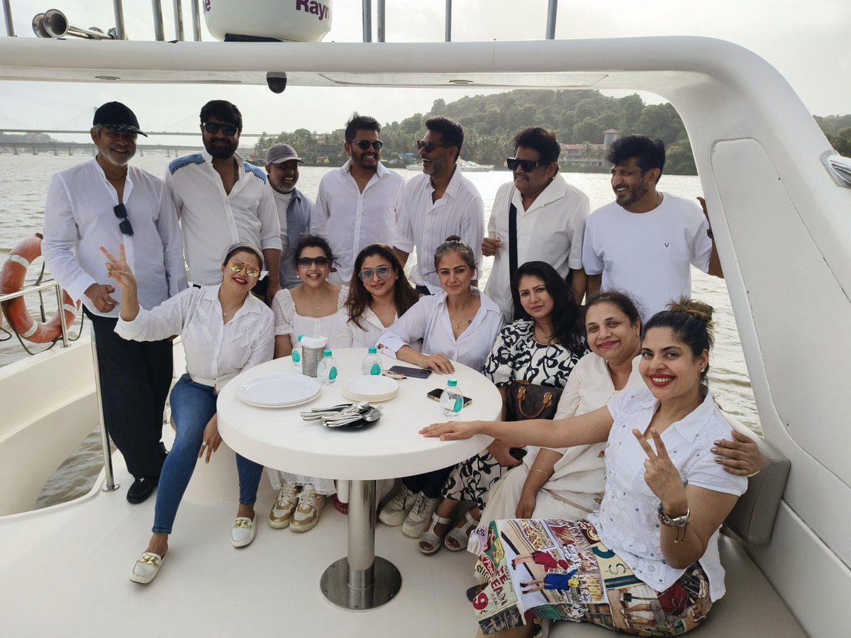 VCDtweets's tweet image. 90s Stars - Reunion in Goa 🏖️🛥️