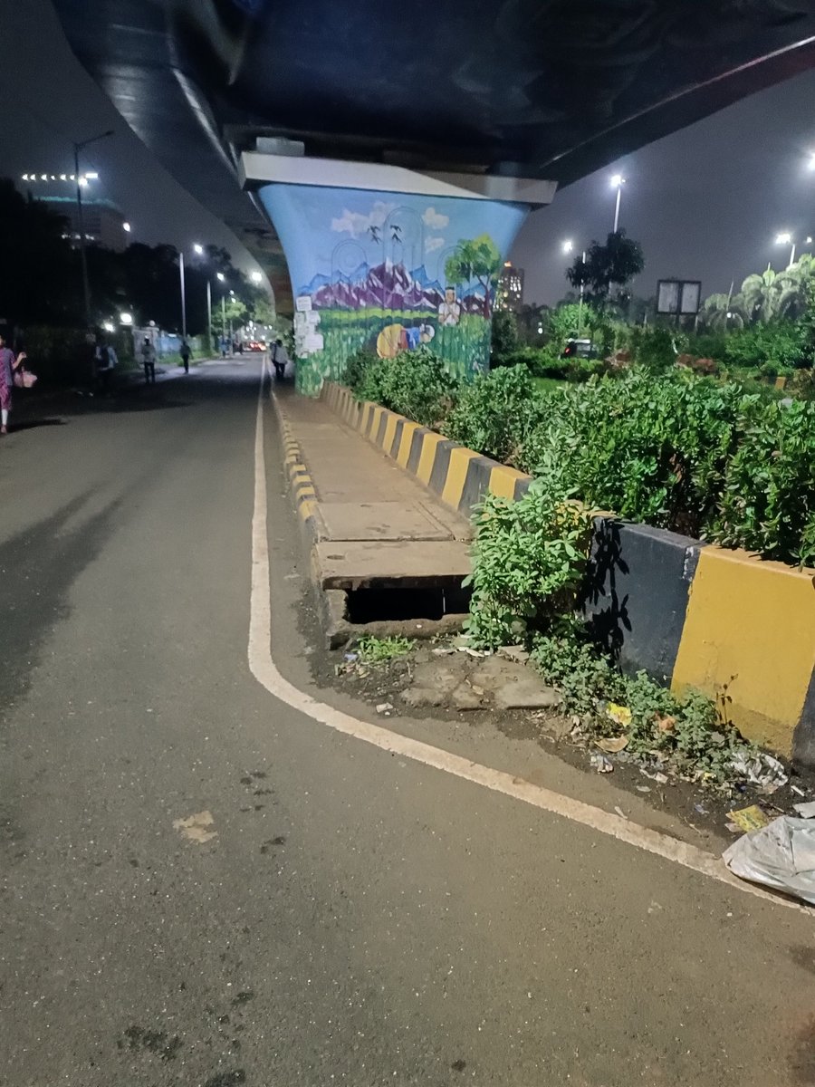 AkshayVare1's tweet photo. ठाणे ब��लापूर रोडवरील U पुलाखाली, AkzoNobel India Ltd समोर पादचारी मार्गावरील चेंबरचे झाकण उघडे आहे.  नागरिकांच्या सुरक्षेला गंभीर धोका आहे. @NMMConline कृपया तातडीने कारवाई करावी.

#NaviMumbai #Koparkhairane #NMMC #PedestrianSafety https://t.co/dEWkVscoQ7