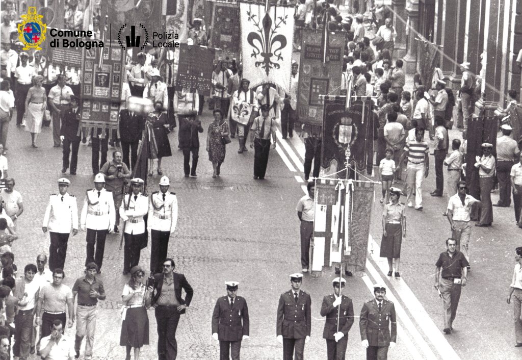 #2agosto 45°anniversario Strage di Bologna. In piazza Medaglie d’Oro e XX Settembre divieto di sosta con rimozione per biciclette🚲 dalle 9 del #31luglio fino alle 13 del #2agosto. Le bici rimosse saranno portate in via J. di Paolo 40👉bit.ly/4l0VrC6 #PLBologna