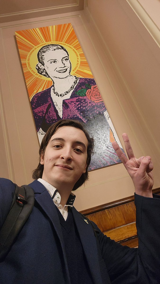 El cuadro está donde debe estar, en el Salón Eva Perón del Senado de la Nación.
Por más que intenten eliminar al peronismo, nunca lo van a lograr.
Van a ver peronismo hasta que se mueran.