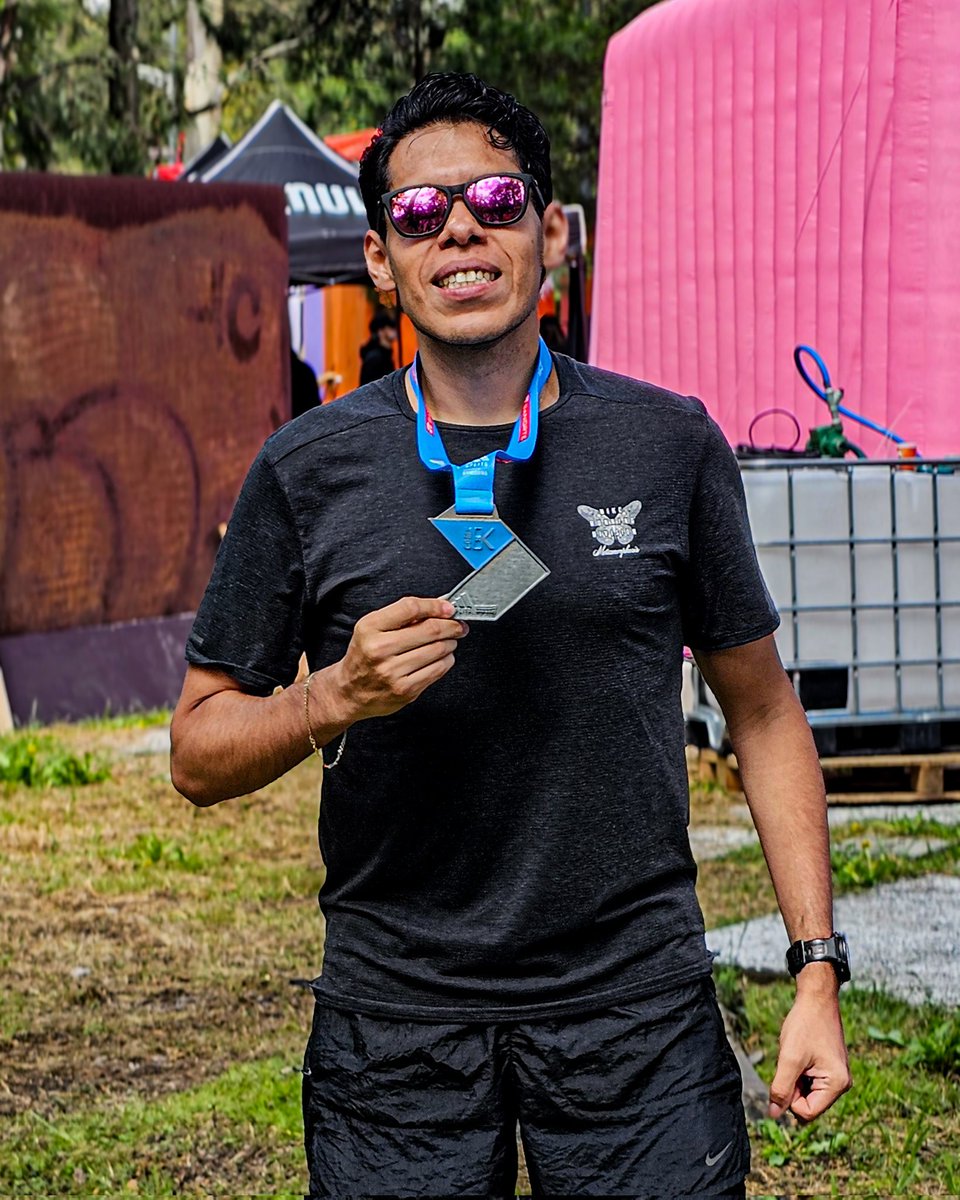Ayer 30K 🤩 hoy 30' regenerativos 🏃🏻‍♂️ no logré la foto que quería 🙃 pero inicié la semana motivado y cargado de buena energía ✨️ buenas sensaciones 🙌🏼 y una sonrisa 😁🫰🏼🔥 #RoadtoBerlin🇩🇪 #YoElegiCorrer #KMSxELA #SumandoKMx #ManicomioRunner #Gordiruner #MedalMonday