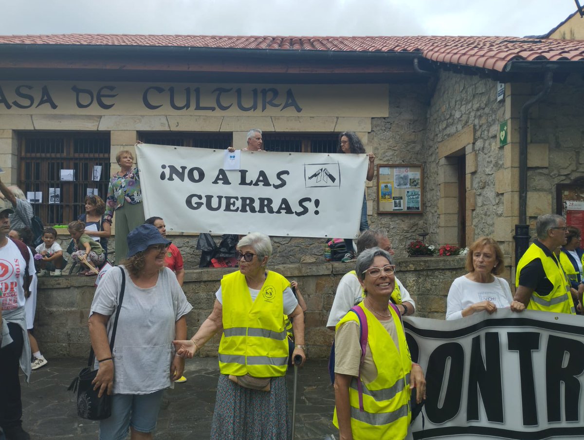 Hoy nos hemos concentrado contra las instituciones que fomentan la militarización, dejando claro que nuestra defensa se basa en la mejora de los servicios públicos.