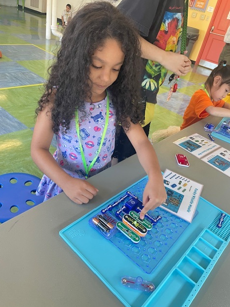 RIDeptEd's tweet photo. Inspiring young minds at the Providence Children’s Museum! These K-2 students got to interact w/ robots & 3D printers as part of the “Playing with Tech at PCM” program!
With summer learning in full swing, browse RIDE's free #AllCourseNetwork courses here:
https://t.co/QOIaH724mZ https://t.co/Xs8jVBME64