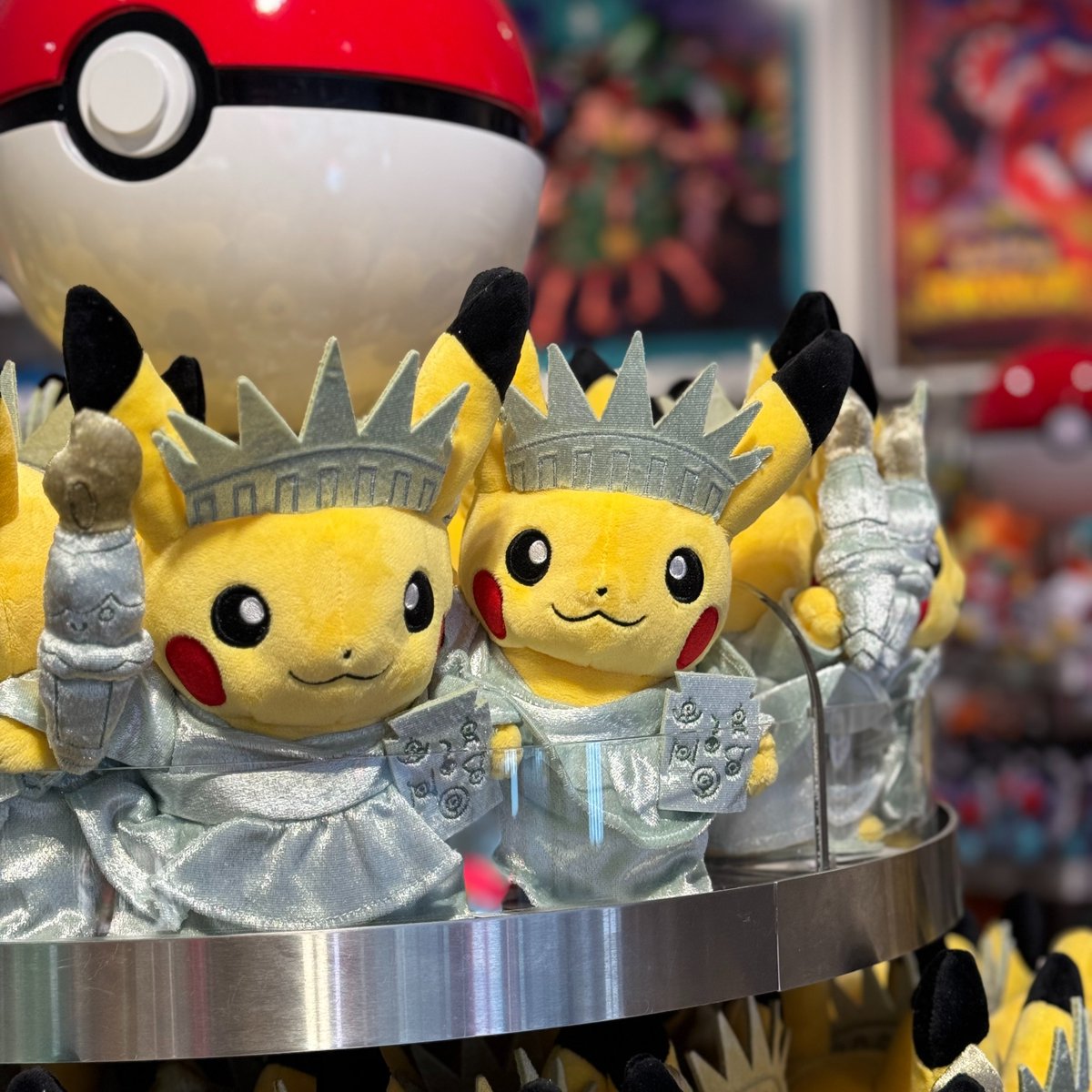 NintendoStoreUS's tweet image. Pikachu takes on the big city!🍎
Available at:
📍Nintendo NEW YORK