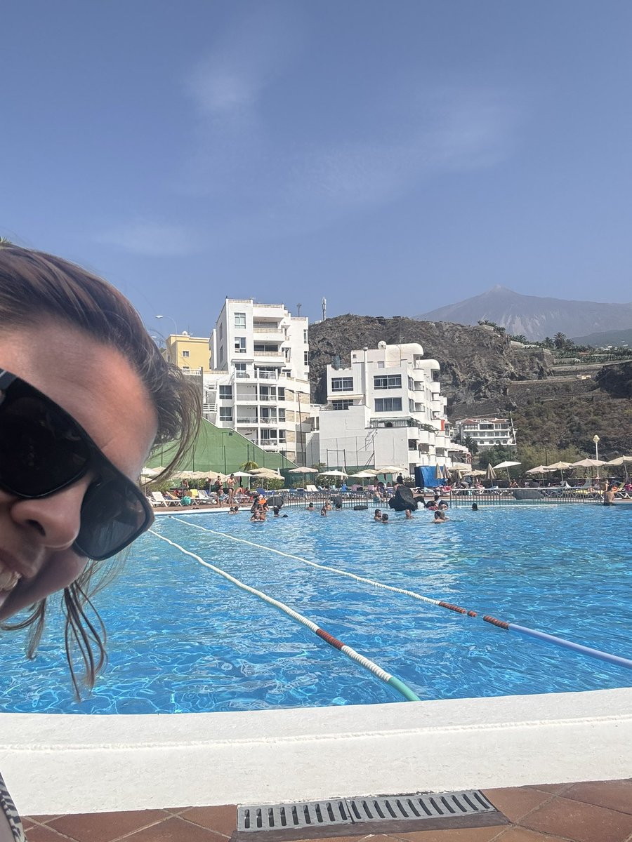 miprofedebiolo1's tweet image. Por aquí asomo @imgende con el Teide de fondo… que hoy el mar está revuelto #HiloVeraniego #Claustrovirtual