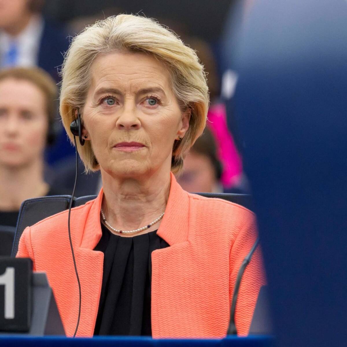 Und dann stellt sich diese Person vor die Presse und erklärt, dass Fracking Gas mit riesigen Tankschiffen übers Meer Transportiert besser und billiger ist als russisches durch die Pipeline.
Jemand der so offen lügt, gehört österreichisch gesagt mit einem nassen Fetzen verjagt!