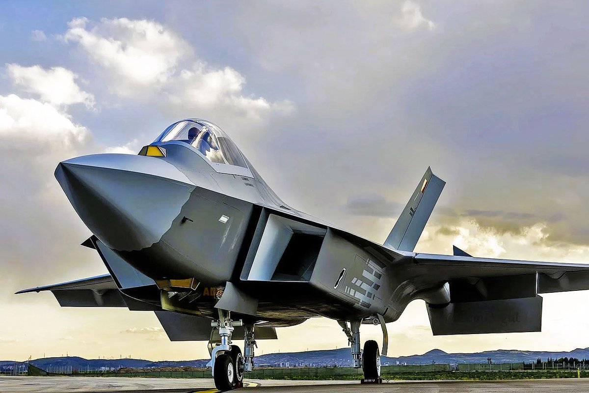 amirhusain_tx's tweet image. Kaan, a fifth generation fighter, is scheduled to enter PAF service by 2030.

It will be Pakistan&apos;s 2nd in-service, 5th gen platform, after the J-35.

A domestically produced fifth gen aircraft, PFX, will be hot on its heels. And it may even beat it into service.

Let&apos;s see...