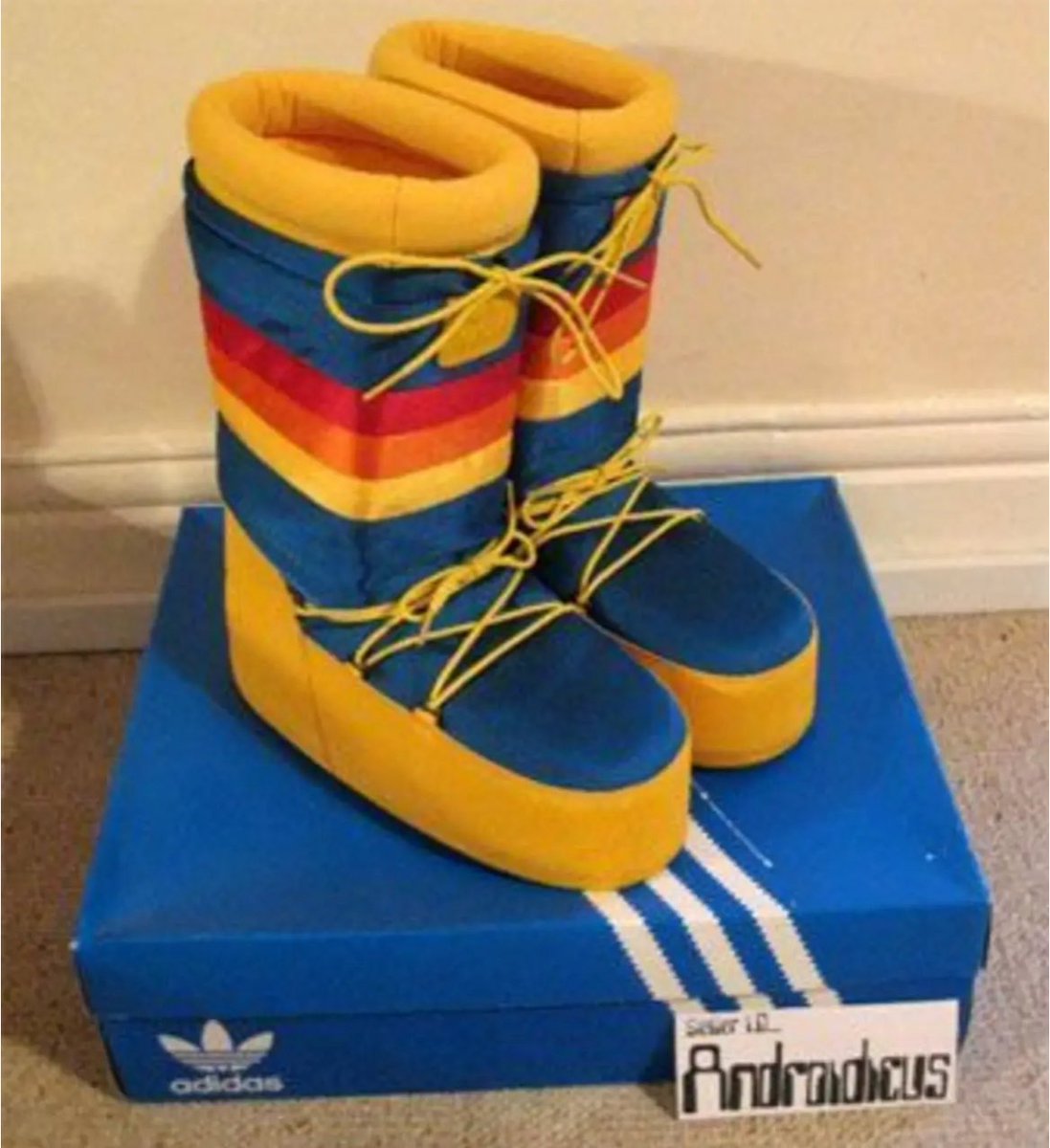 retro_kiste's tweet image. Die Geschichte hinter den Moon Boots
Nachdem der Firmengründer des italienischen Sportartikelherstellers Tecnica Giancarlo Zanatta die erste Mondlandung der Apollo 11 im Jahr 1969 beobachtet und sich von der Form und Technologie der Astronautenstiefel inspirieren ließ, zeichnete…